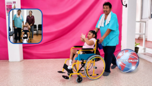 Entregan silla de ruedas a Flor Alondra; DIF Coatzacoalcos atiende petición de su familia