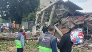 Colapsa edificio en demolición sobre Viaducto Miguel Alemán en plena CDMX