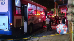 Disputa vial termina en balazos contra autobús en Xalapa; mujer resulta lesionada
