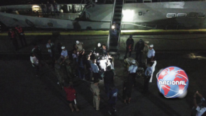 Arriba a puerto el pescador rescatado tras ocho días a la deriva al sur de Huatulco