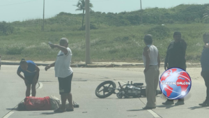 Motociclista queda inconsciente tras caer en el malecón de Coatzacoalcos