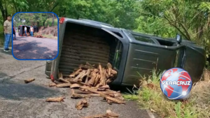 Camioneta que transportaba leña queda volcada en el camino Huazuntlán-Mecayapan