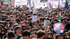 Marchan estudiantes y profesores en Chile contra recortes a educación