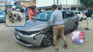 Fuerte choque deja a dos jóvenes lesionados en pleno centro de Coatzacoalcos