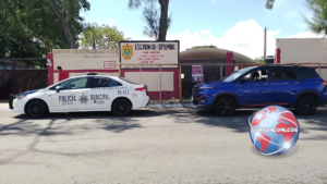 Moviliza a policías hombre armado con arco y flechas en primaria de Coatzacoalcos